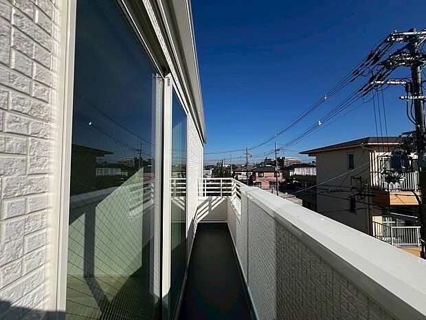 【バルコニー】東面バルコニーですので、日当り良好で洗濯物が良く乾きそうですね！