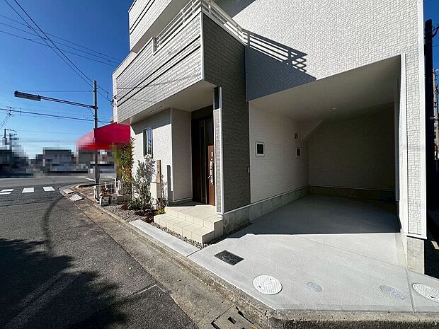 【駐車場】ビルトインガレージですので、雨の日も愛車が濡れにくく嬉しいですね！