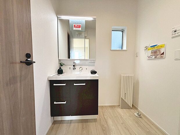 【洗面室】ゆとりある洗面室で朝の身支度もスムーズにできますね！