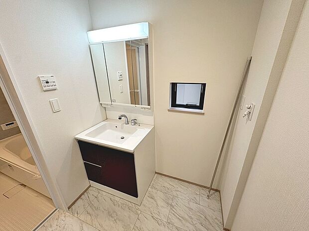 【３面鏡のシャワー付洗面台】寝ぐせ直しもラクラクですね！鏡の後ろや洗面下に収納があるので、スッキリと片付きますね！