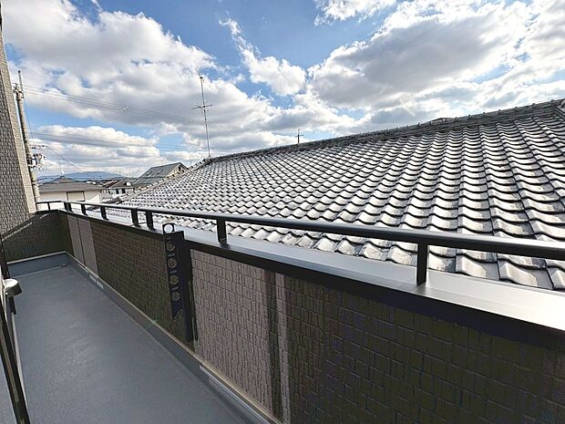 【南面バルコニー】日当り良好で洗濯物が良く乾きそうですね！