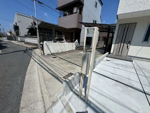 【前面道路を含む現地写真】令和7年8月完成済!お忙しい方でもお仕事帰り等にご内覧頂けます♪