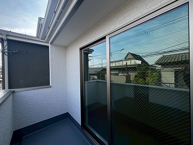 【ワイドバルコニー】ゆとりあるバルコニーですので、洗濯物の多い日も安心ですね♪