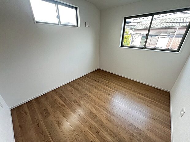 【洋室】２面採光のお部屋もあります！明るくお家に気持ちも明るくなりますね♪