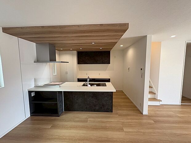 【リビング】家族を身近に感じるリビング階段です!家族と顔を合わす時間が増えますね!