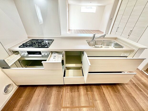 【3口コンロ・浄水器付システムキッチン】綺麗なお水で美味しいご飯を作って下さいね♪3口コンロでお料理のレパートリーも増えますね♪