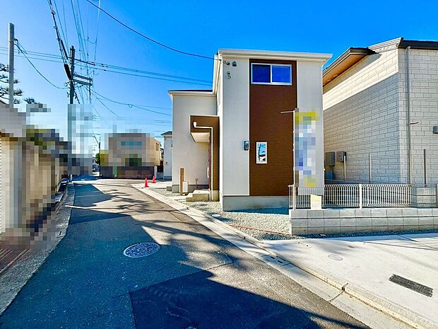 【前面道路を含む現地写真】前面道路約4.4ｍ/4ｍ！広々運転の苦手な方も安心ですね♪