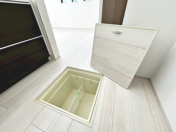 【床下収納】キッチンに床下収納があるので、ストックや保存食の保管にも便利！