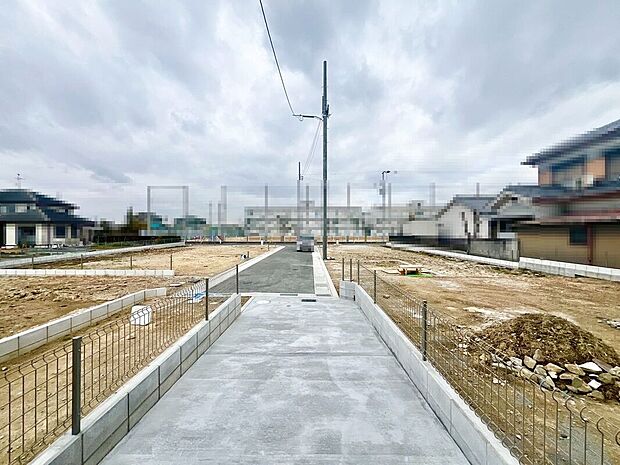 【前面道路を含む現地写真】前面道路約４．７ｍ！広々運転の苦手な方も安心ですね♪