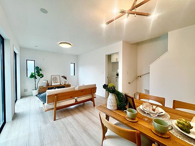 【リビング】ＬＤＫ約１７帖！ゆとりあるリビングに家族の時間も増えますね！