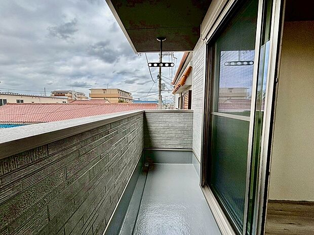 【バルコニー】バルコニー2ヶ所ありますよ!洗濯物が多い日も安心ですよ!