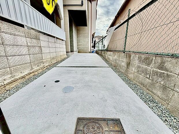 【駐車場】駐車2台可能!広々駐車スペースはママやお子様の自転車も停められますね!