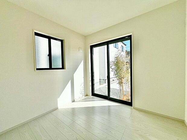 【洋室】2面採光の居室もあります!明るくお家に気持ちも明るくなりますね♪