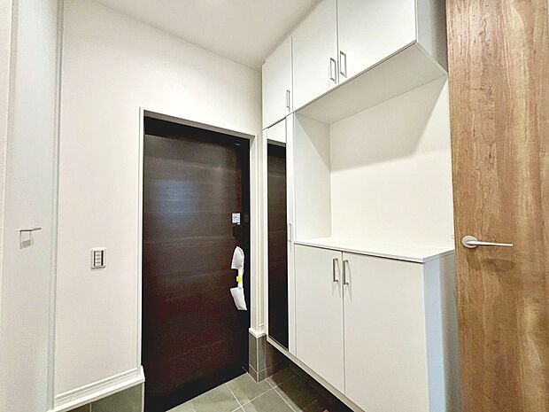 【玄関】シューズボックスありますよ！玄関周りもスッキリ片付きますね♪