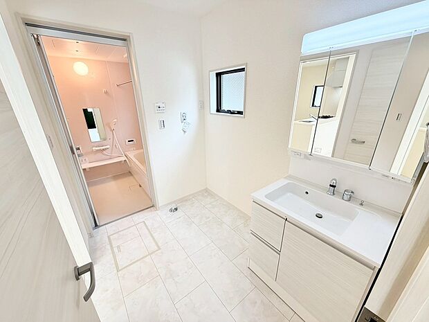 【洗面室】ゆとりある洗面室で朝の身支度もスムーズにできますね!