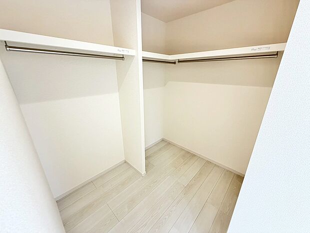 【ウォークインクローゼット】ハンガーパイプが付いているので、洋服も綺麗に収納できますね!