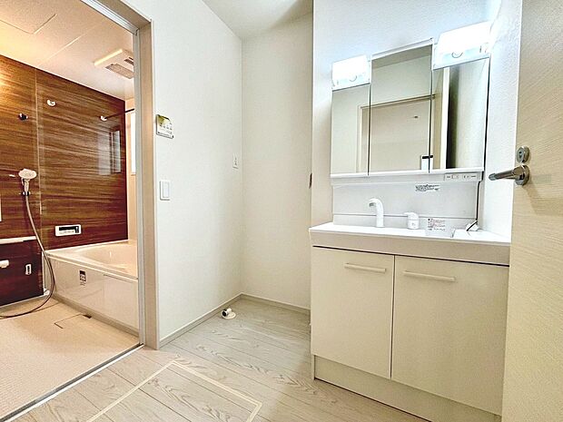 【洗面室】ゆとりある洗面室で朝の身支度もスムーズにできますね!