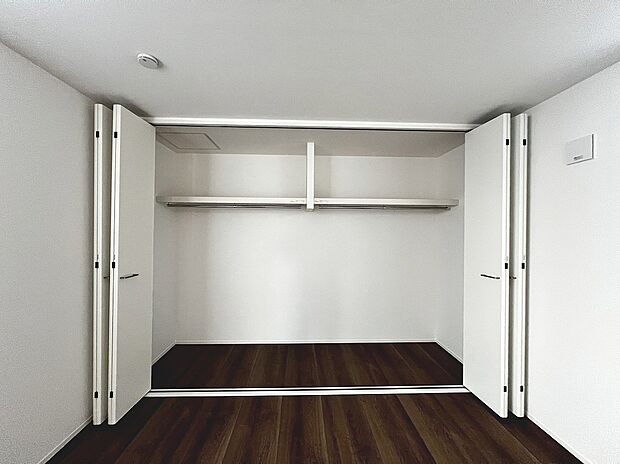 【壁一面のクローゼット】たくさん収納できるので、大切な洋服もきれいにしまっておけますね♪