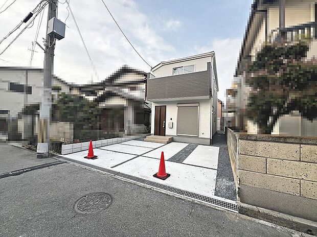 【前面道路を含む現地写真】前面道路約4ｍ！広々運転の苦手な方も安心ですね！