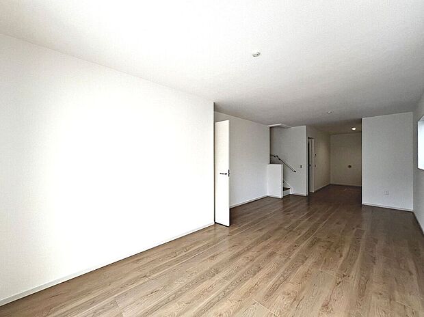 【リビング】家族を身近に感じるリビング階段です！家族と顔を合わす時間が増えますね！