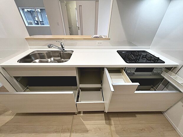 【３口コンロ・浄水器付システムキッチン】綺麗なお水で美味しいご飯を作って下さいね♪３口コンロでお料理のレパートリーも増えますね♪忙しいママをサポートしてくれます♪