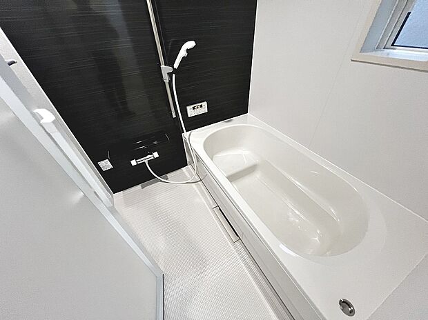 【浴室】一坪以上の浴室でのびのび一日の疲れを癒して下さいね！
浴室に窓が付いているので、換気ができて湿気やカビ防止になりますよ！