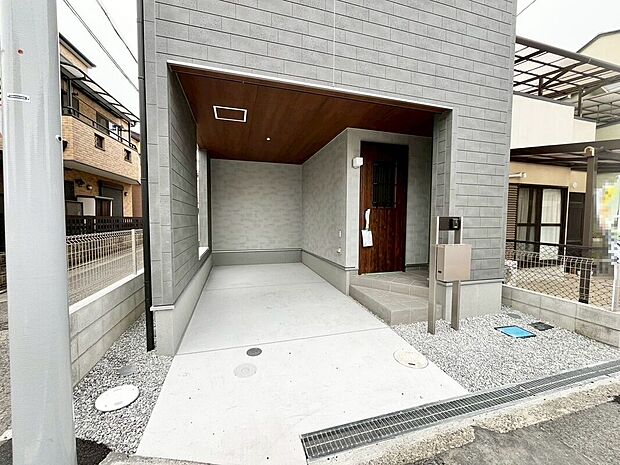 【駐車場】ビルトインガレージですので、雨の日の車の乗り降りも安心ですね！