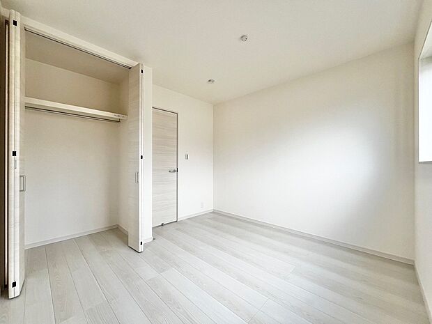 【クローゼット】ハンガーパイプ付きのクローゼットで洋服もキレイに収納できますね♪