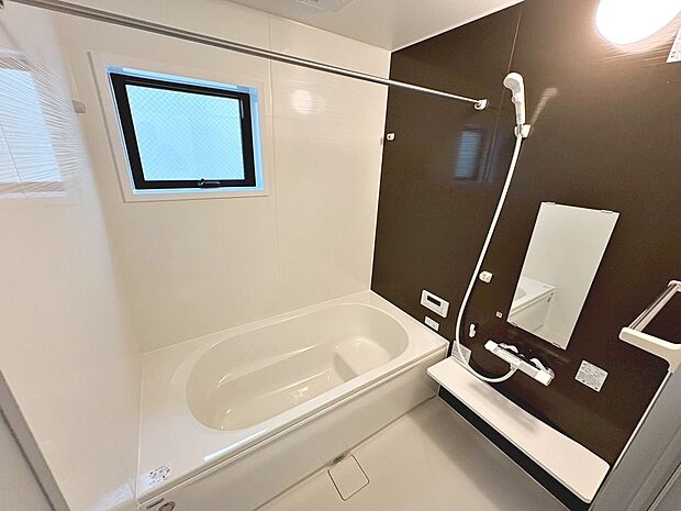 【浴室】一坪以上の浴室でのびのび一日の疲れを癒して下さいね!
浴室に窓が付いているので、換気ができて湿気やカビ防止になりますよ!