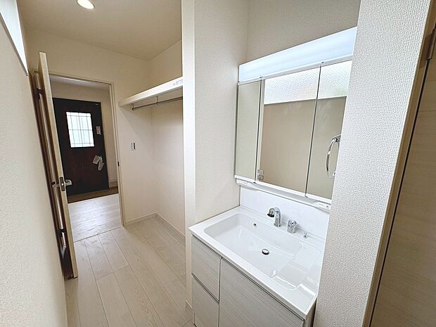 【3面鏡のシャワー付洗面台】寝ぐせ直しもラクラクですね!鏡の後ろに収納があるので、スッキリと片付きますね!