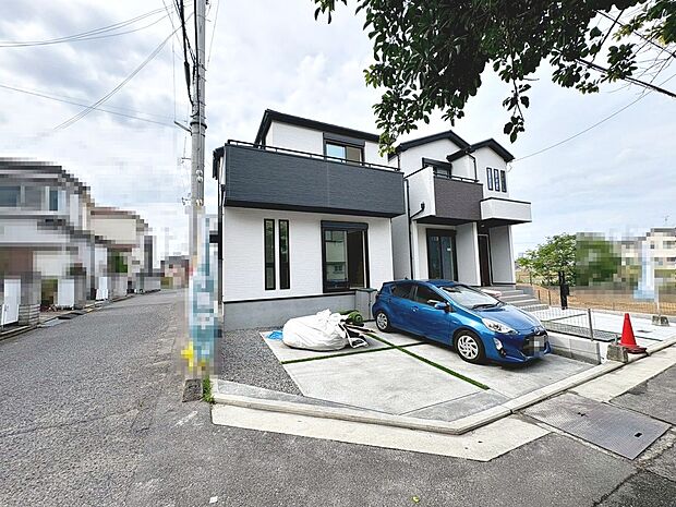 【駐車場(1号棟)】並列に駐車2台可能です!セカンドカーや来客時にも安心ですね♪
