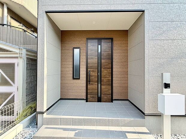 【エントランス】エントランス部分に屋根があるので、雨の日の車の乗り降りも濡れにくく嬉しいですね♪