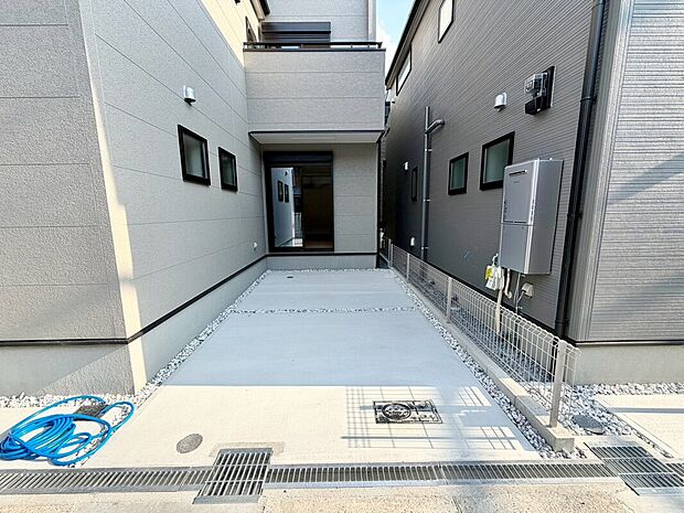 【駐車場】駐車スペースありますよ♪愛車の置き場に困りませんね!