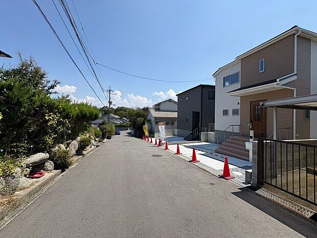 【前面道路を含む現地写真】前面道路約6.1m!広々運転の苦手な方も安心ですね!