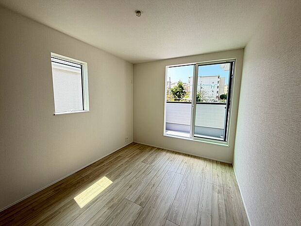 【洋室】2面採光の居室もありますよ!明るく風通しの良い室内に気持ちも明るくなりますね♪