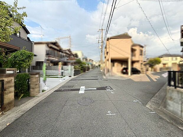 【前面道路を含む現地写真】前面道路約５．４ｍ！広々運転の苦手な方も安心ですね！