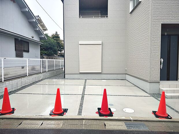 【3号棟:駐車場】並列に駐車場2台可能!広々駐車スペースはママやお子様の自転車も停められますね♪