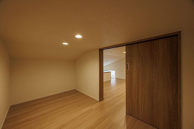 内観(3号地):主寝室から上がれるロフトと小屋裏収納