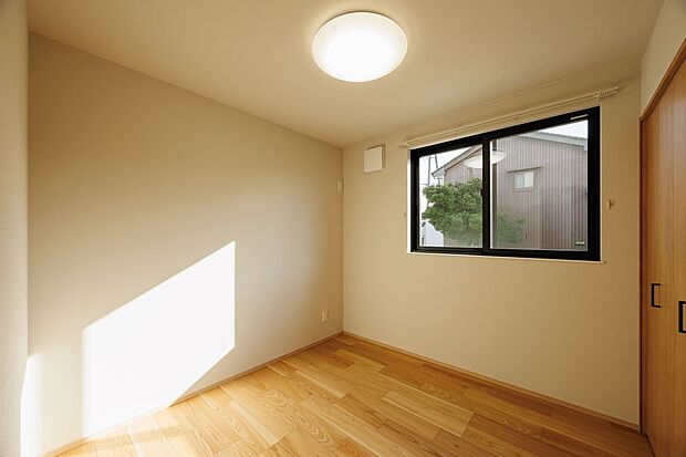 【【 洋室 】】洋室各2部屋にはしっかり収納スペースがございますので、お部屋をスッキリご利用いただけます。