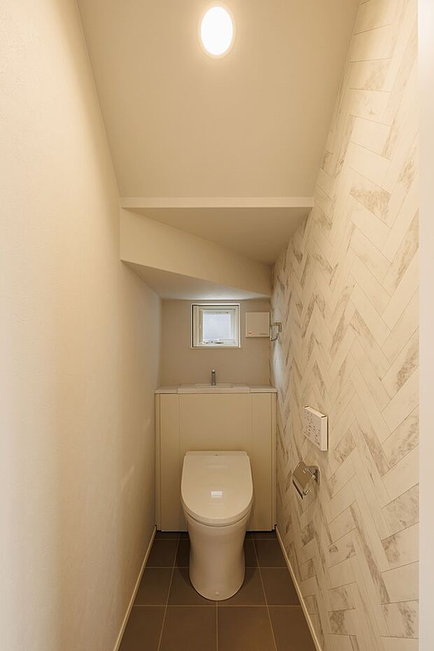 【【 1Fトイレ(A号地) 】】トイレのキャビネットにはトイレットペーパー等収納できるスペースがございます!