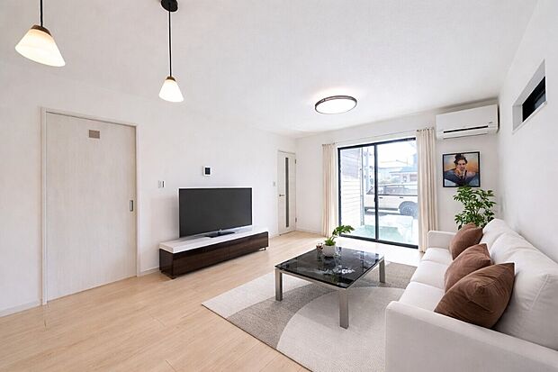 【施工例】明るい掃き出し窓があるリビングは、開放感とぬくもりが調和した空間!日中は陽の光で明るく、夜は照明でやさしく包まれます。
※家具等の配置はイメージです。