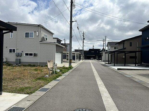 【現地写真】前面道路幅は約6.0mございます!対向車が来ても焦ることなく安心して車の出し入れができます◎