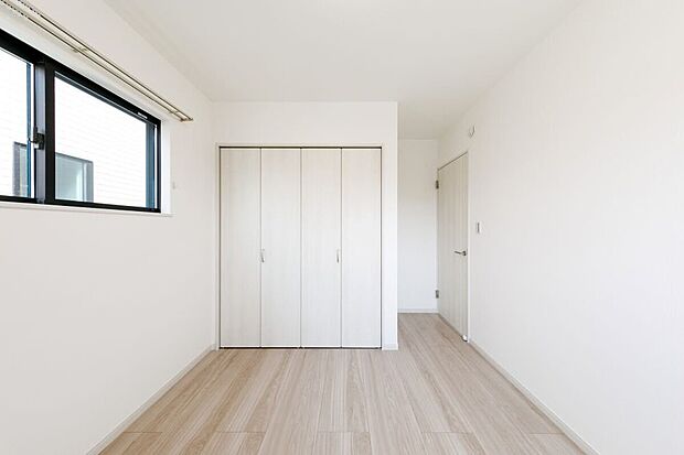 【洋室】【施工例】洋室は2つご用意!ライフスタイルに合わせてお子様のお部屋やご主人様の書斎としてもご活用できます。収納力も抜群なのでお部屋をスッキリ保つことができます。