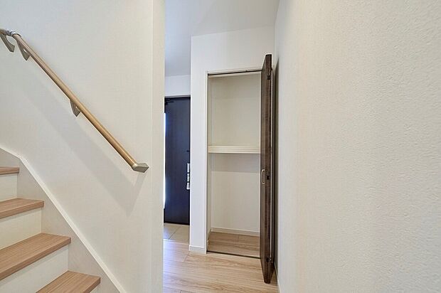 【ホール収納】【施工例】外出前にさっと取り出したい上着やバッグ、帰宅後に使う日用品をまとめて収納できる1階ホール物入。玄関まわりが散らかりにくく、毎日の出入りがスムーズになります。