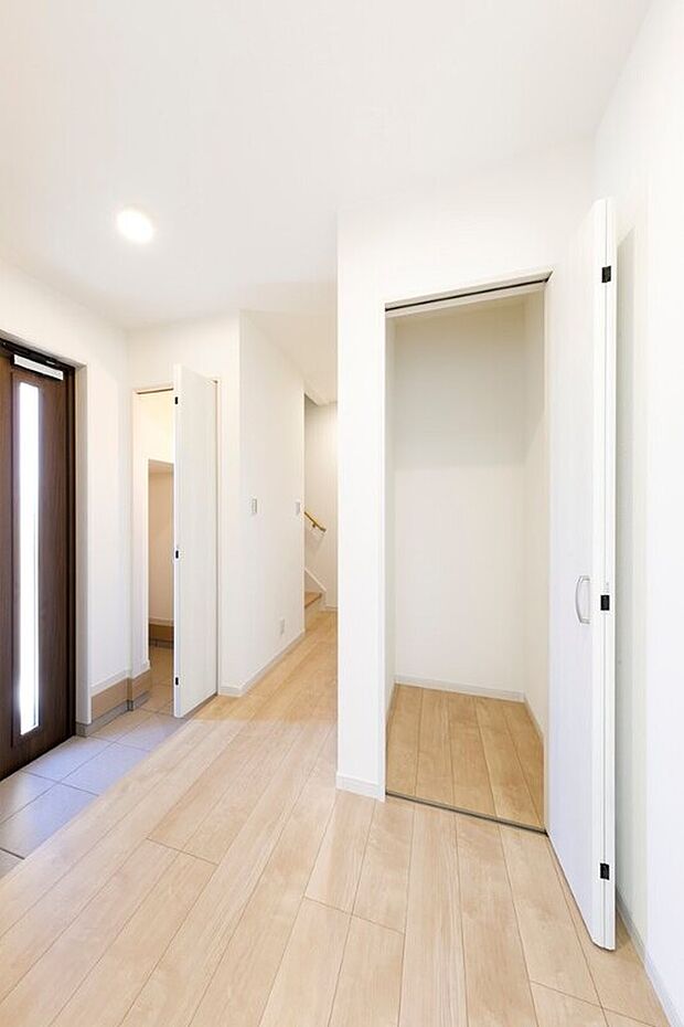 【ホール収納】【施工例】各階に収納スペースを設けているため、日用品や季節物も使う場所の近くにしっかり収納可能。移動の手間を減らし、暮らしやすさに配慮した設計です。