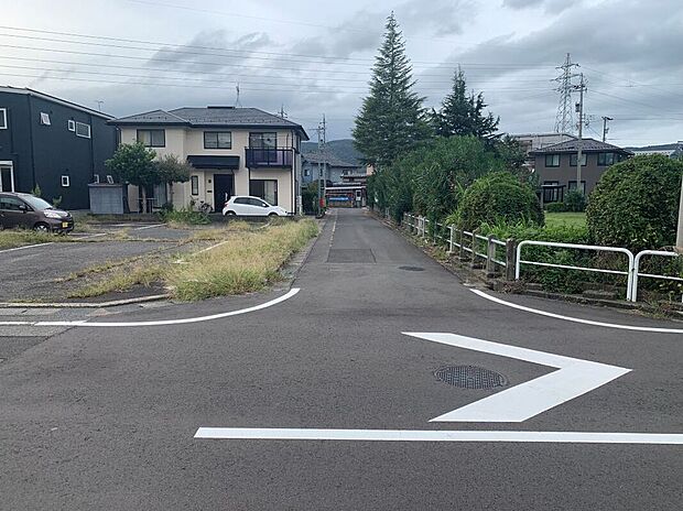 【現地写真】前面道路の幅は約4.5mです。車通りが比較的少なく、ゆっくりと落ち着いて駐車できます◎