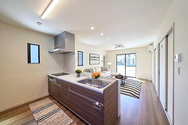 【施工例】ＬＤＫは対面キッチン仕様。キッチンに立ちながらお子様の様子を確認でき、毎日の家事も安心です。家族とつながりを感じられる、開放的な空間になっています。※家具配置はイメージです