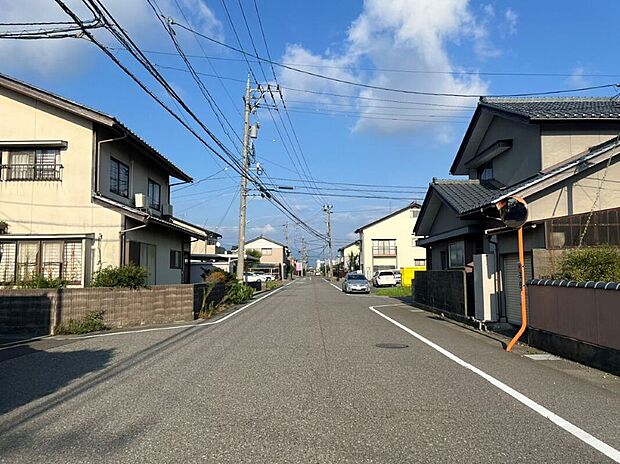 【現地写真】前面道路幅は約6ｍございます！スムーズに車同士がすれ違える幅確保されているので、駐車もしやすいです◎