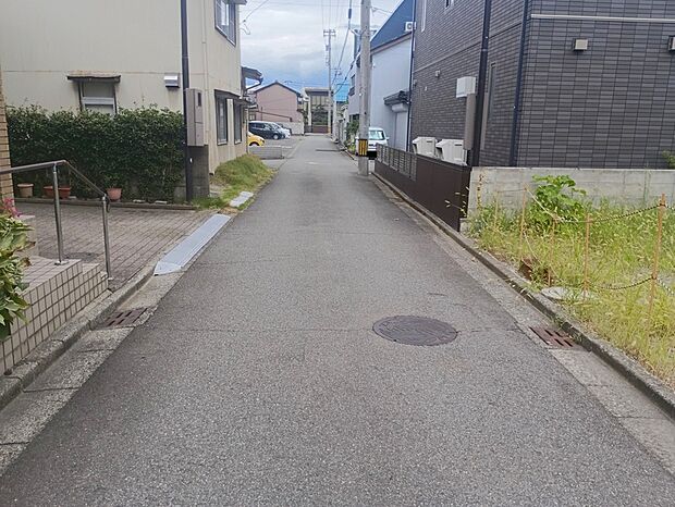 【現地写真】前面道路幅は約4mございます!駐車スペースとの位置関係や車の出入りなど、実際の暮らしをイメージしながら現地でご確認いただけます。