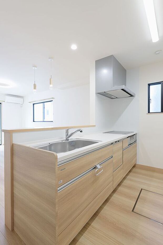 【キッチン】対面式キッチンは家事をしながら家族を見守り、コミュニケーションの取れる人気のスタイル!足元はキャビネット式でストック収納も充実！